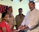 Mangaluru: Ivan D’Souza hands over financial assistance to bereaving family of tempo driver